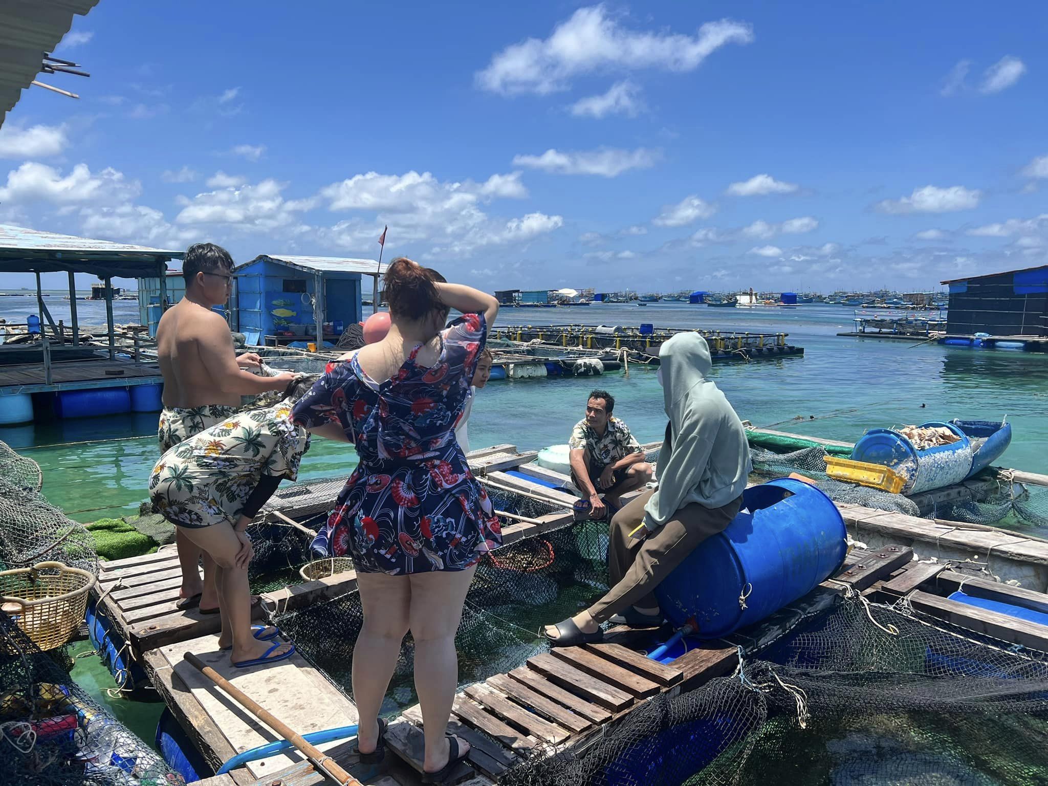 Ăn tại bè