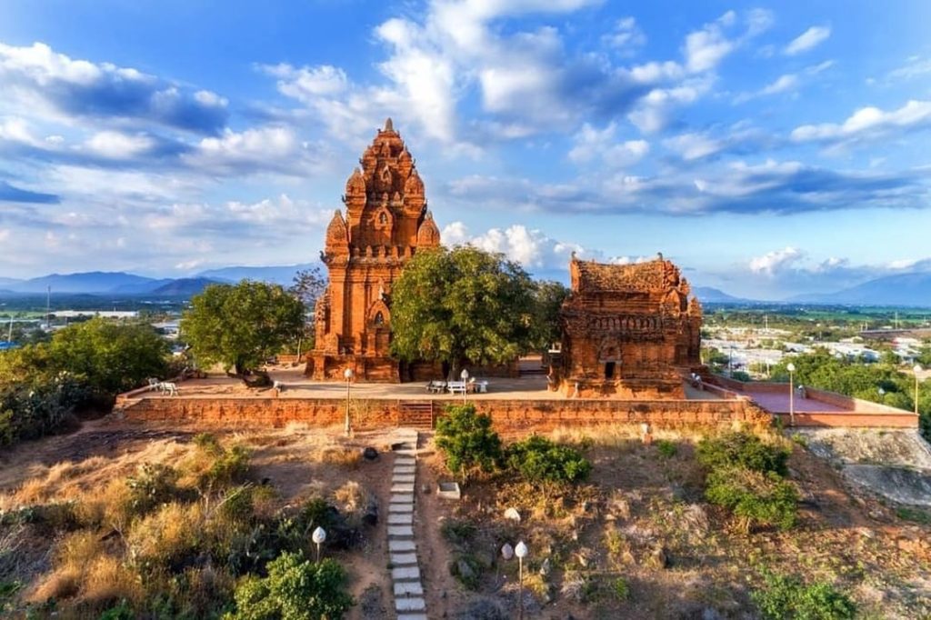 Vẻ đẹp hùng vĩ của tháp Poklong Garai