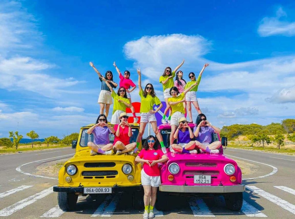 chụp hình sống ảo với xe jeep