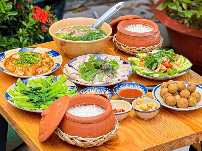 Cách bày trí đẹp mắt tại Quán Đông Dương bán cơm niêu Phan Ran