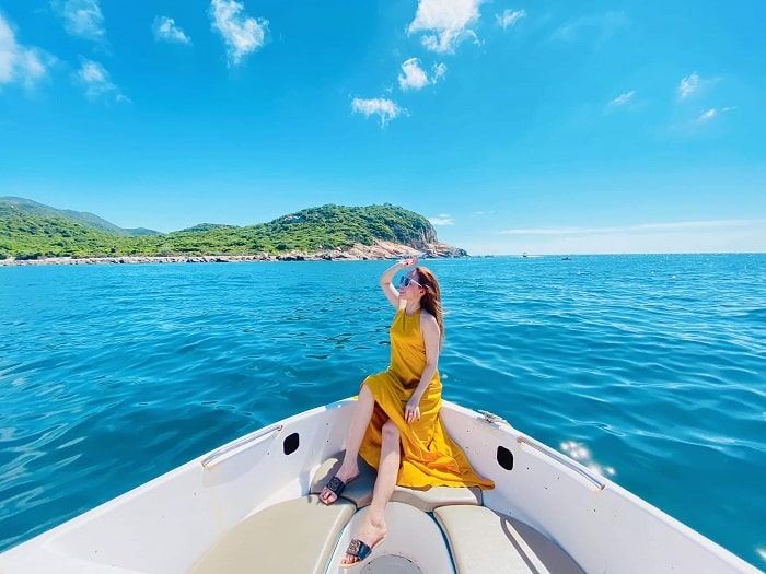 Nét đẹp hùng vĩ kết hợp hài hòa giữa những ngọn núi và bãi biển cát trắng tại Vĩnh Hy