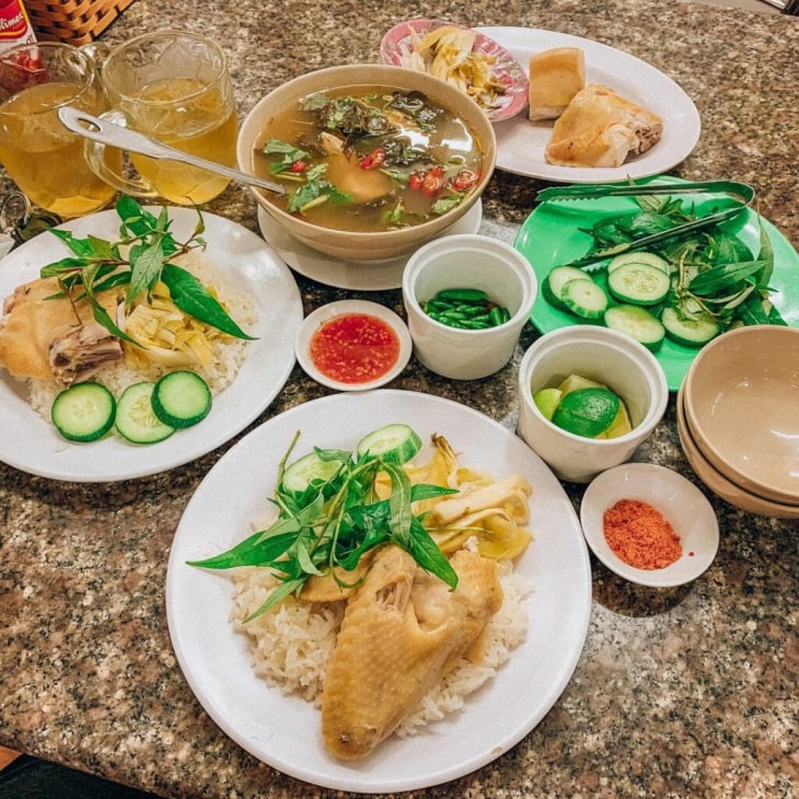 Thịt gà luộc săn chắc chấm với nước mắm cực đưa cơm (Ảnh: Sưu tầm)
