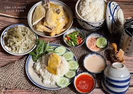 Các loại rau sống tươi ngon làm tăng thêm hương vị cơm gà (Ảnh: Sưu tầm)