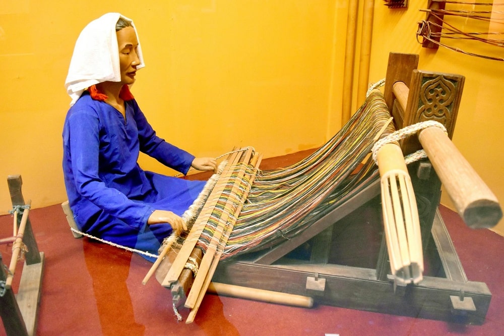 Mô hình người dân tộc cùng khung cửi dệt vải