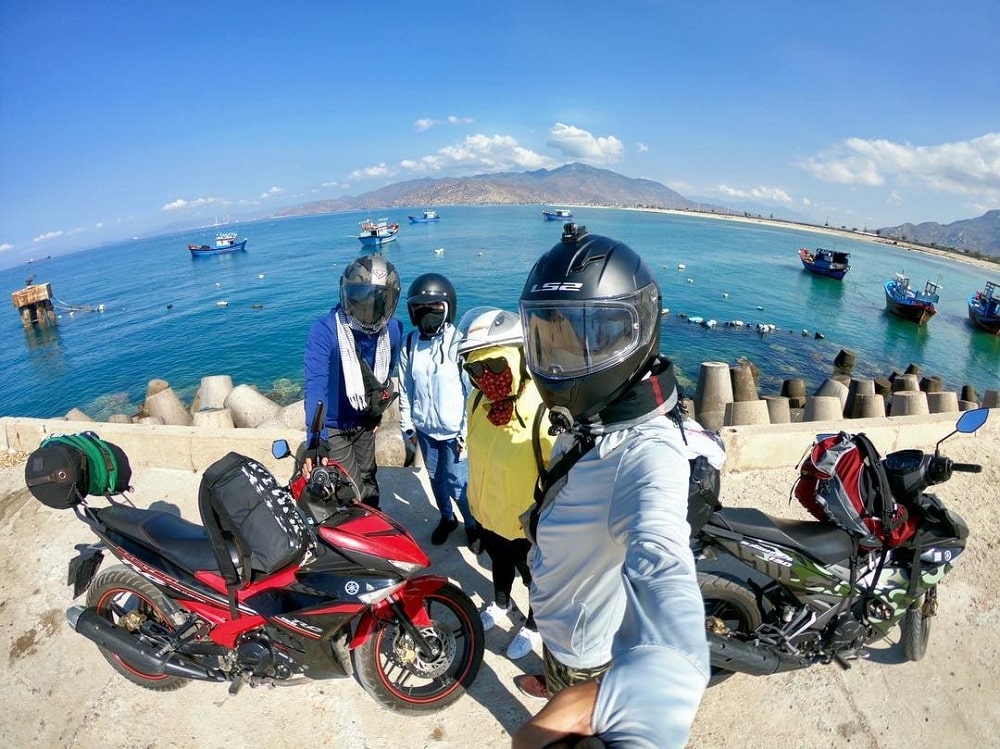 Di chuyển bằng xe máy khi tham quan Phan Rang - Tháp Chàm