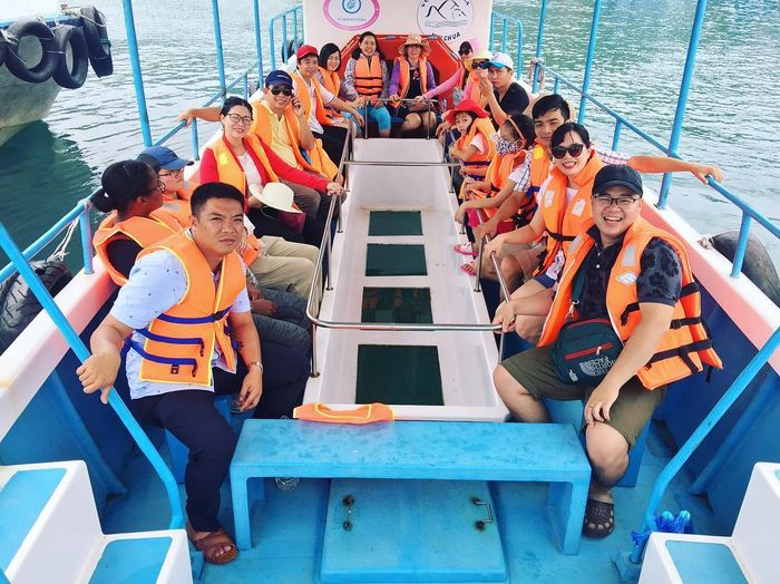Ngắm biển bằng tàu đáy kính
