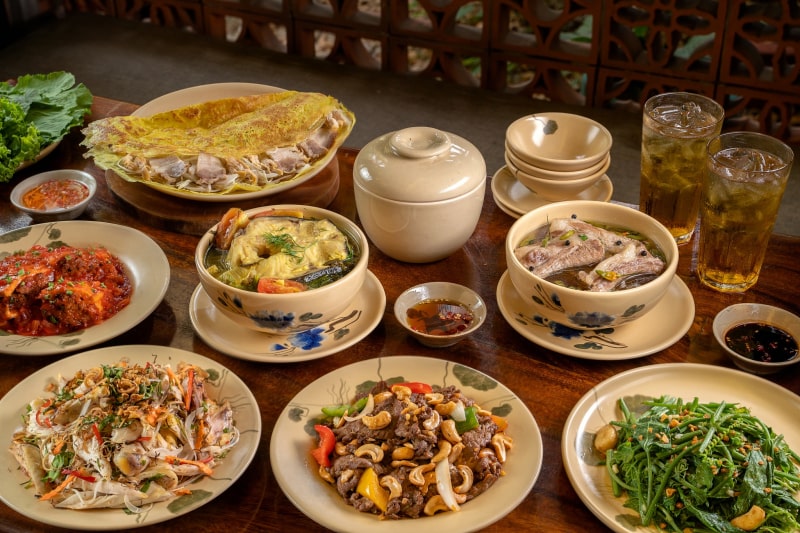 Cơm niêu Phan Rang được phục vụ cùng nhiều món dân dã khác