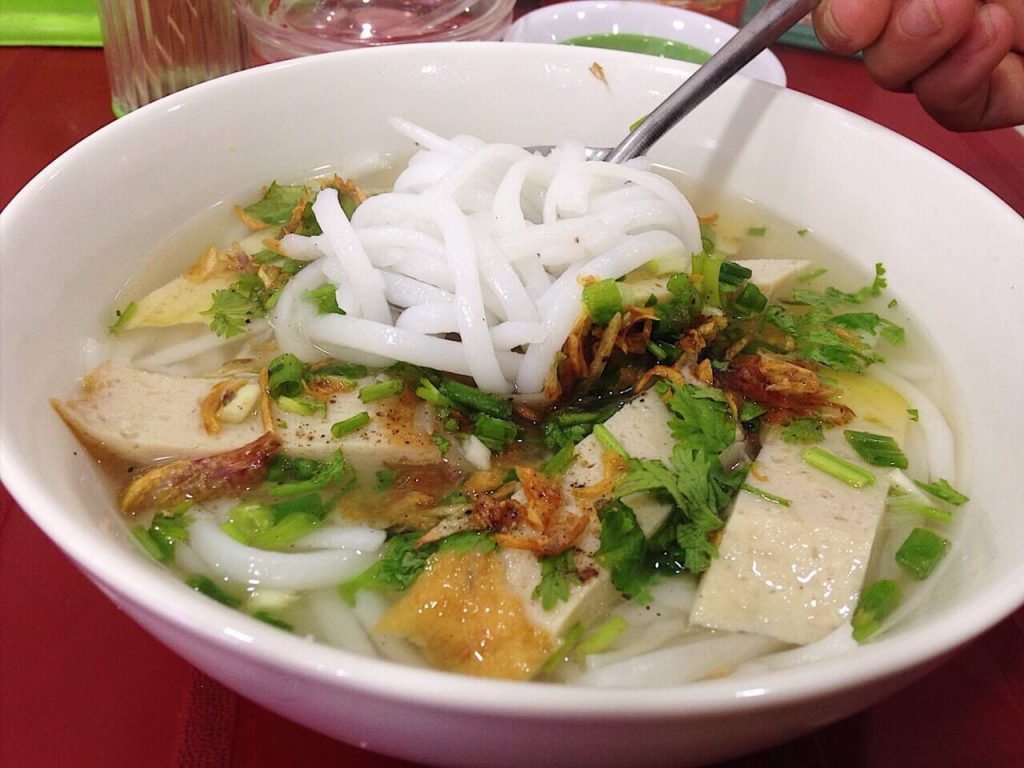Sợi bánh canh trắng trẻo, mỏng độ vừa ăn
