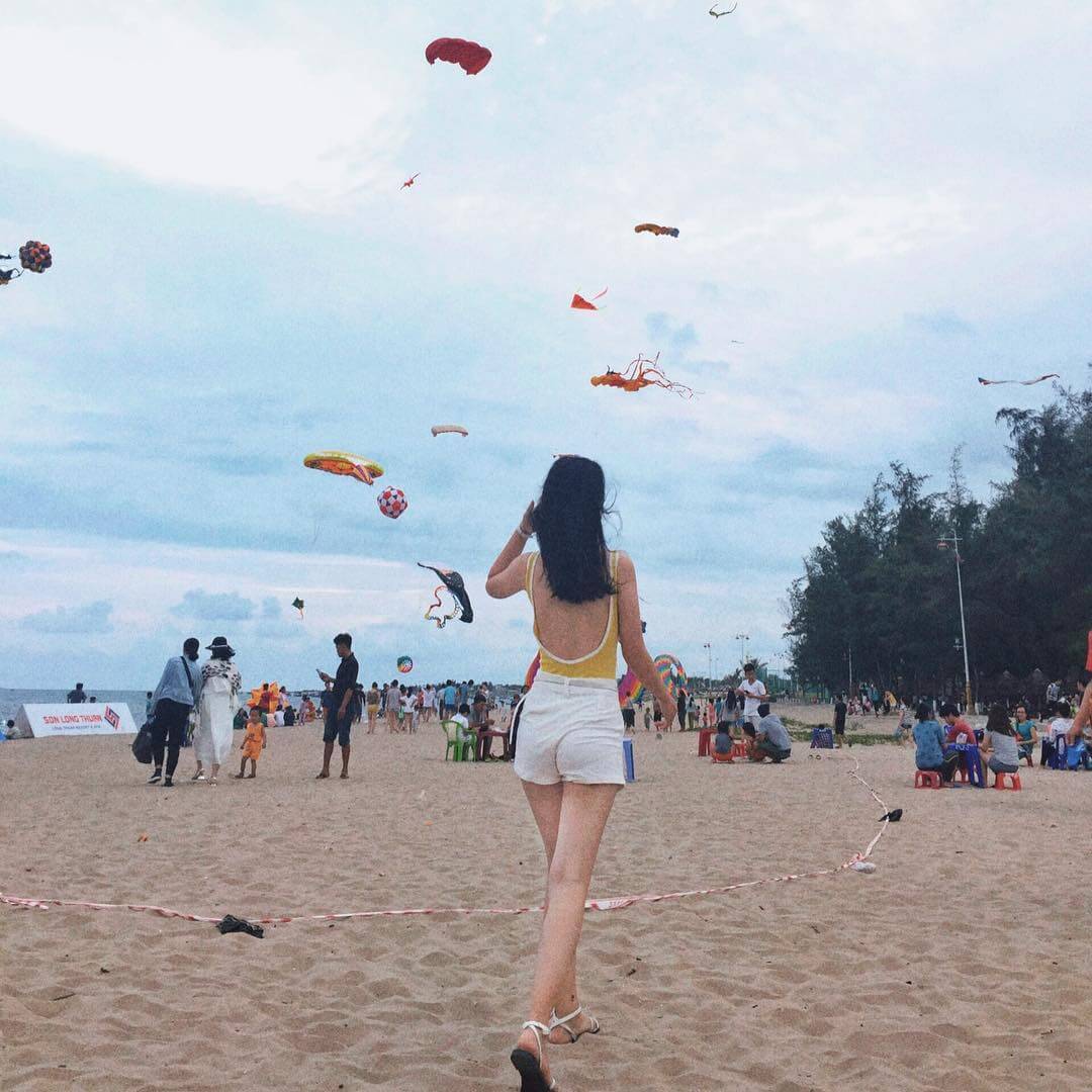 Bạn có tản bộ trên bờ cát bên cạnh Công viên biển Bình Sơn