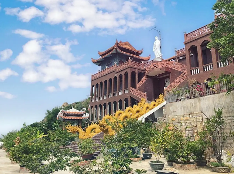 Đến Ninh Thuận và viếng thăm ngôi chùa cổ linh thiêng này. @Sưu tầm
