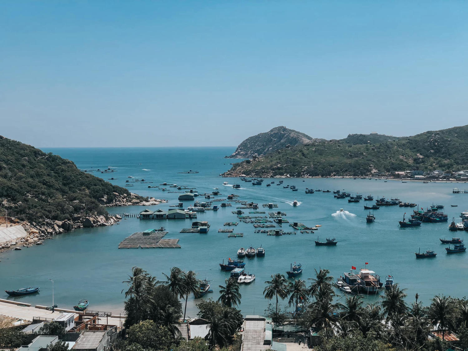 Khung cảnh Vịnh Vĩnh Hy khi nhìn từ trên cao vô cùng yên bình, tĩnh lặng