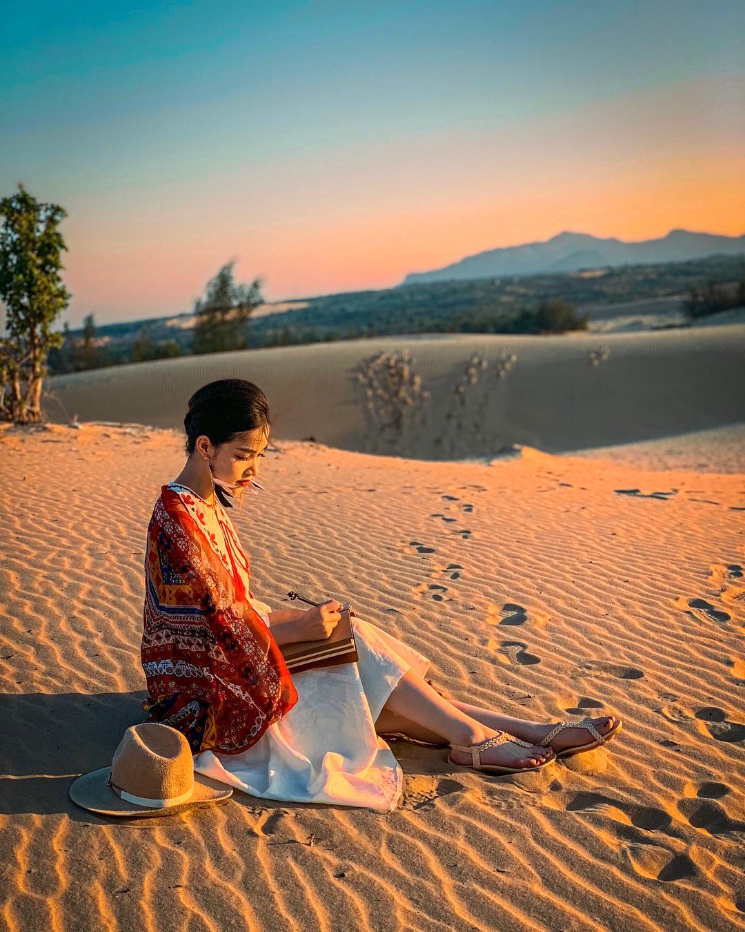 Đồi cát Nam Cương từ lâu đã trở thành một tọa độ sống ảo lý tưởng, thu hút đông đảo người ghé đến mỗi ngày