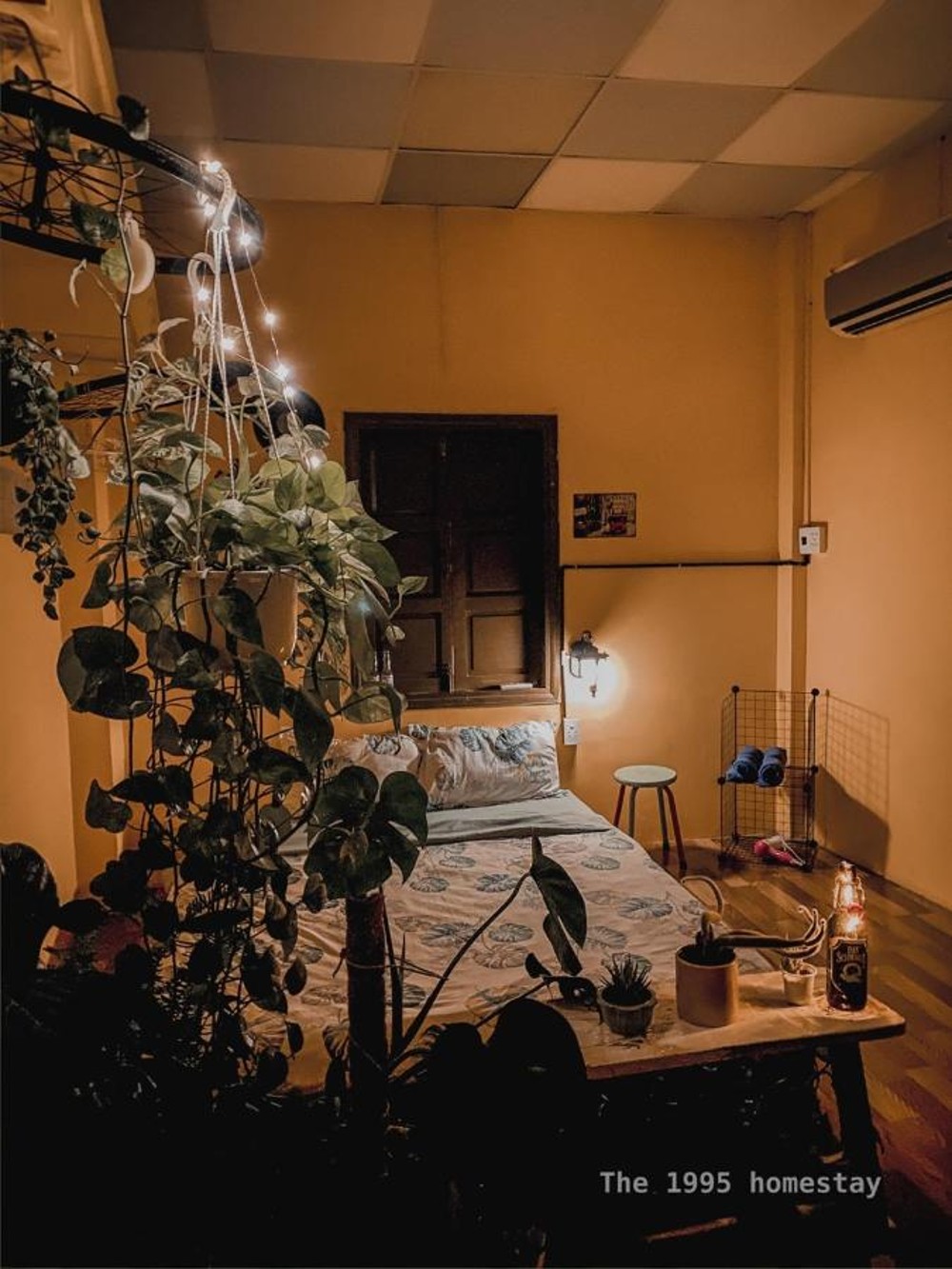 Phòng ngủ tại The 1995 homestay với thiết kế độc đáo, ấm áp