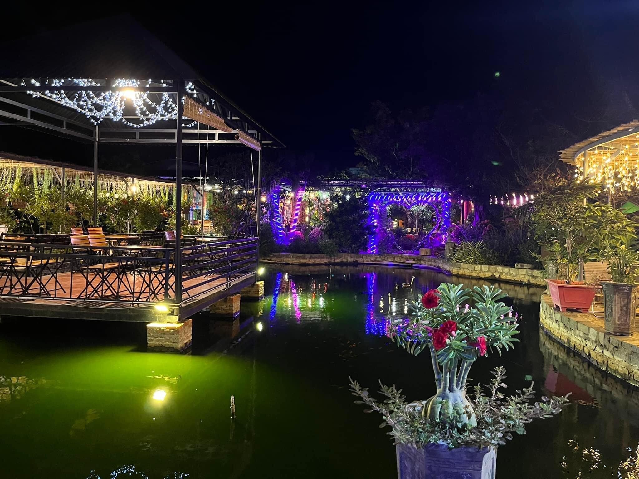 Màn đêm buông xuống thì những chiếc đèn đồng thời được mở tạo nên nơi đây không gian thật lãng mạn