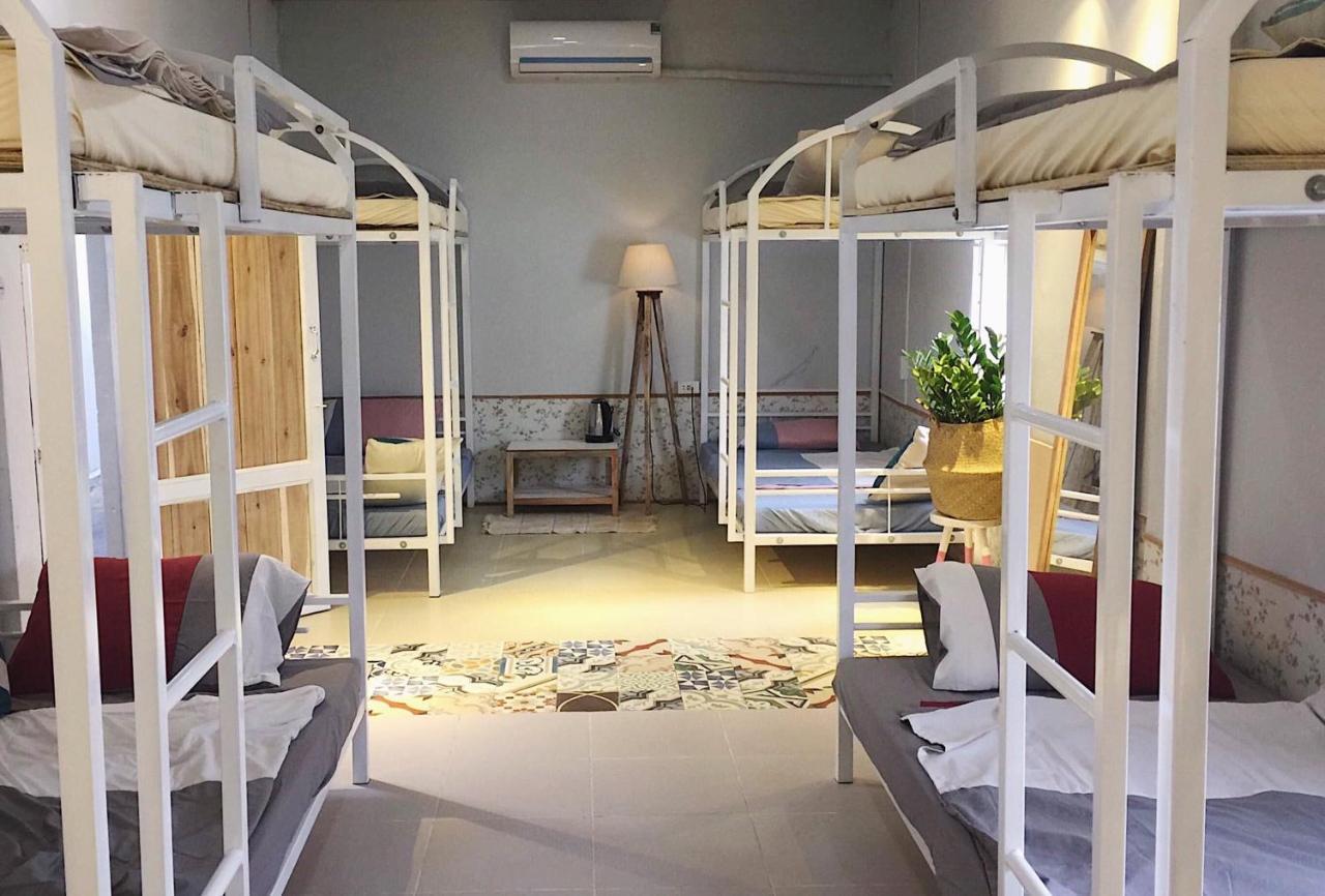 Chỗ ở đi kèm điều hòa nhiệt độ riêng, két sắt riêng và tiện nghi ủi trong tất cả các phòng nghỉ.