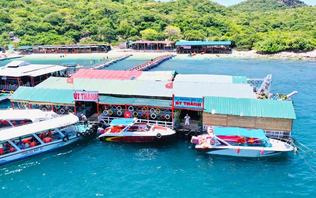 Các nhà bè tại biển Vĩnh Hy