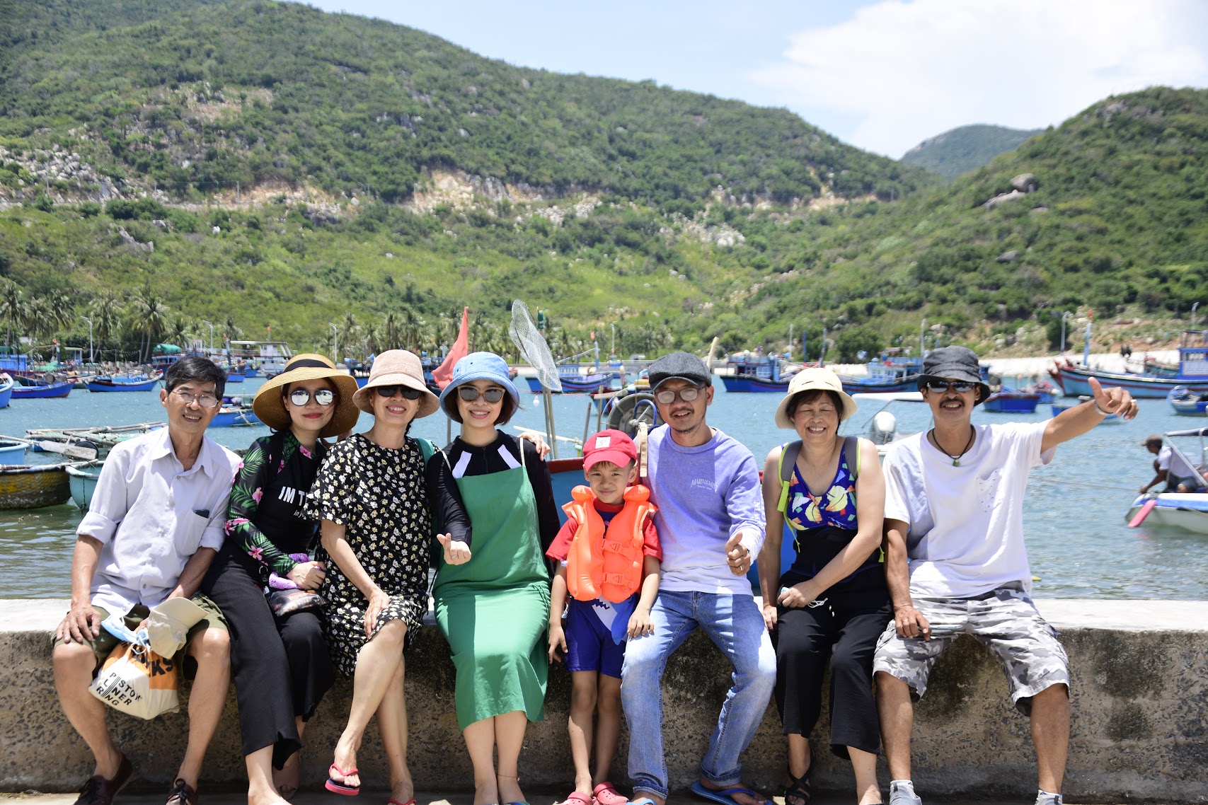 Gia đình check-in tại Vịnh Vĩnh Hy