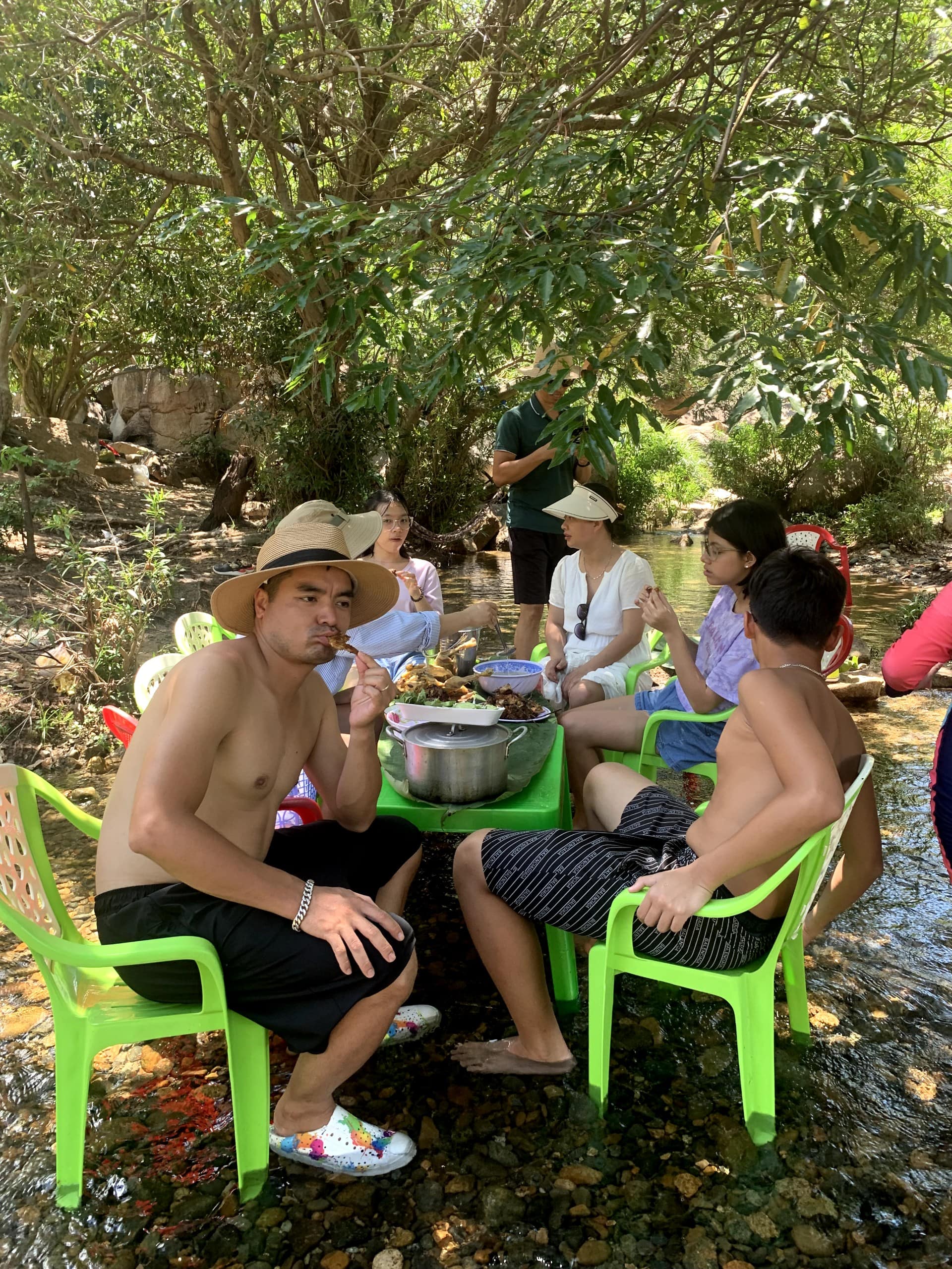Hoạt động trải nghiệm ăn uống trên dòng suối mát lạnh tại Ba Hồ Ninh Thuận