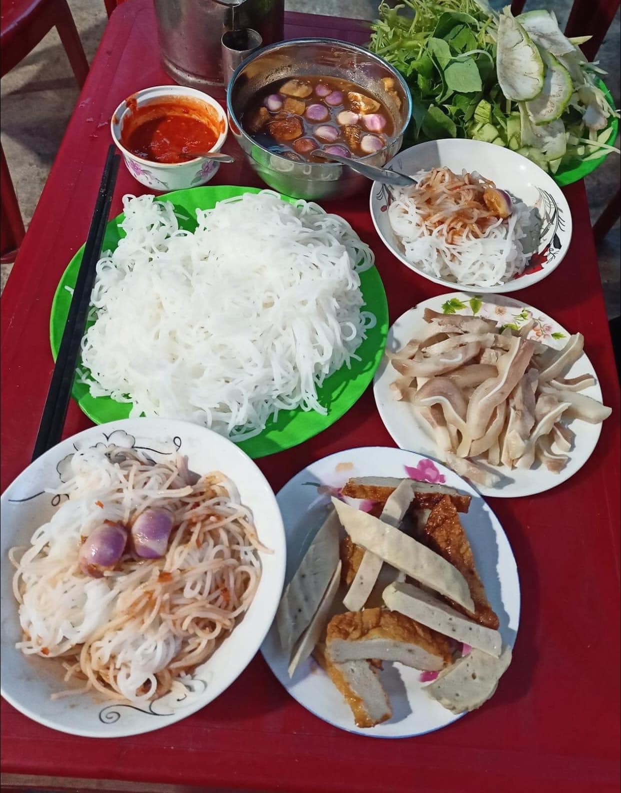Bún mắm nêm kết hợp với chả cá, mắm nêm cà pháo và rau thơm hào quyện với nhau tạo nên cảm giác khó quên.