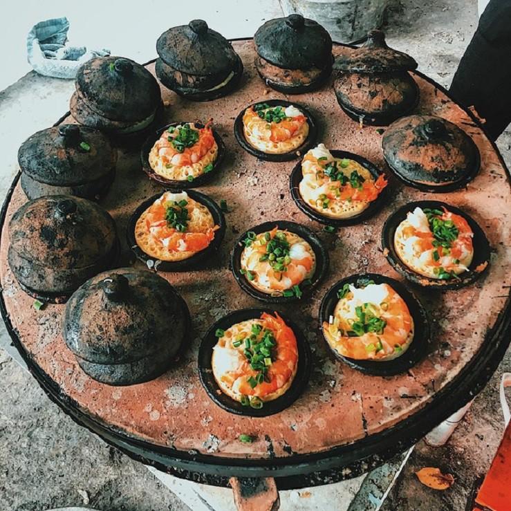 Bánh căn bánh xèo Ninh Thuận được đổ trong khuôn đất