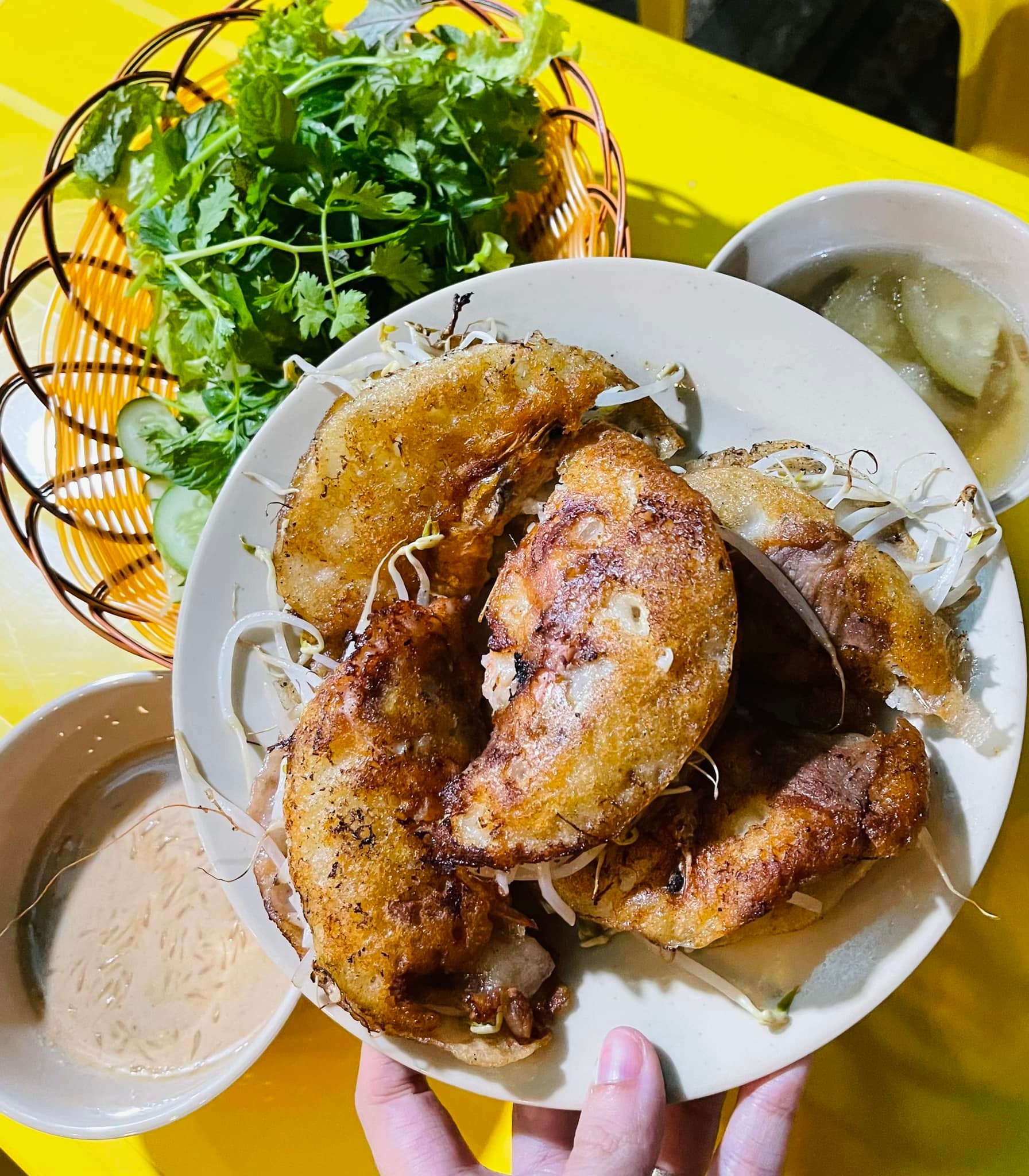 Tinh túy là ở đây ở phần rau sống và nước chắm nhé.