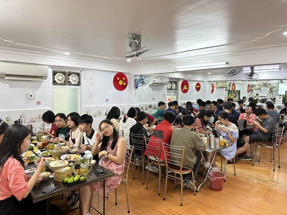 Cơm gà Khánh Kỳ có thể chứa đến tận 100 khách
