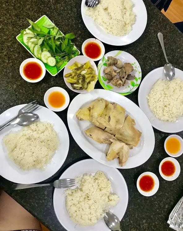 Gà ở đây ngon ngọt đến từng xớ thịt