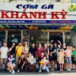 Khách du lịch checkin tại cửa hàng