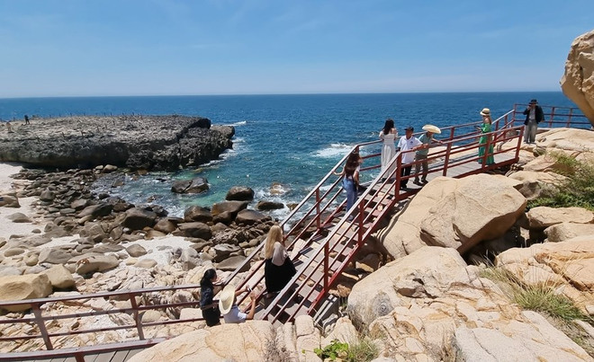 Du khách tham quan Hang Rái ở Vườn Quốc gia Núi Chúa (Ninh Thuận).