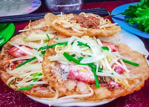 Bánh căn, bánh xèo món ăn trứ danh.
