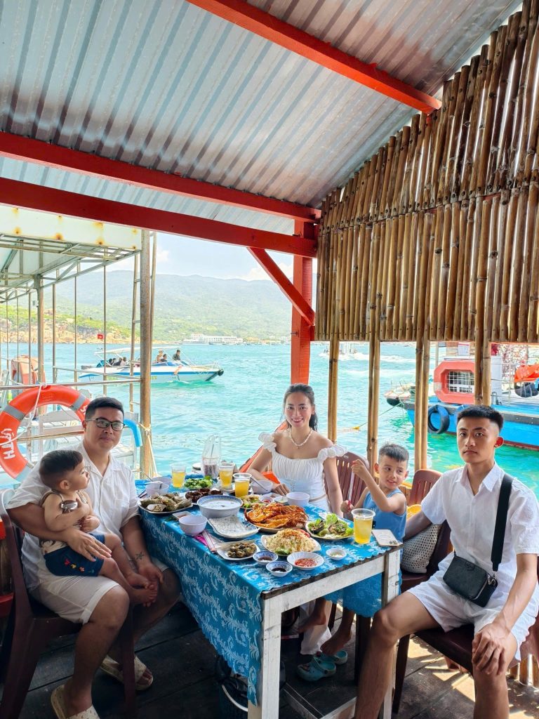 ăn hải sản bè nổi có tại Tour Sài Gòn Vĩnh Hy