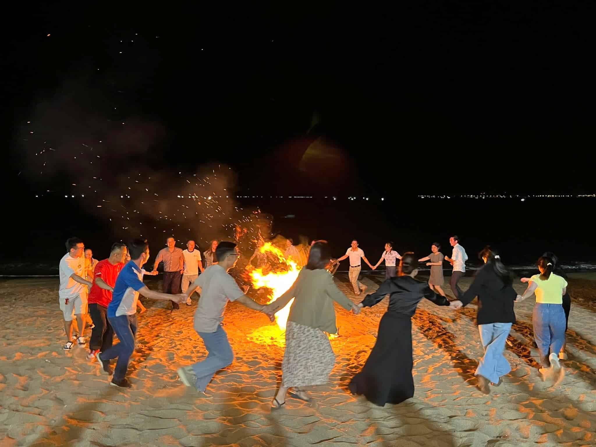 Đêm lửa trại đầy kỷ niệm trong tour đoàn Vĩnh Hy