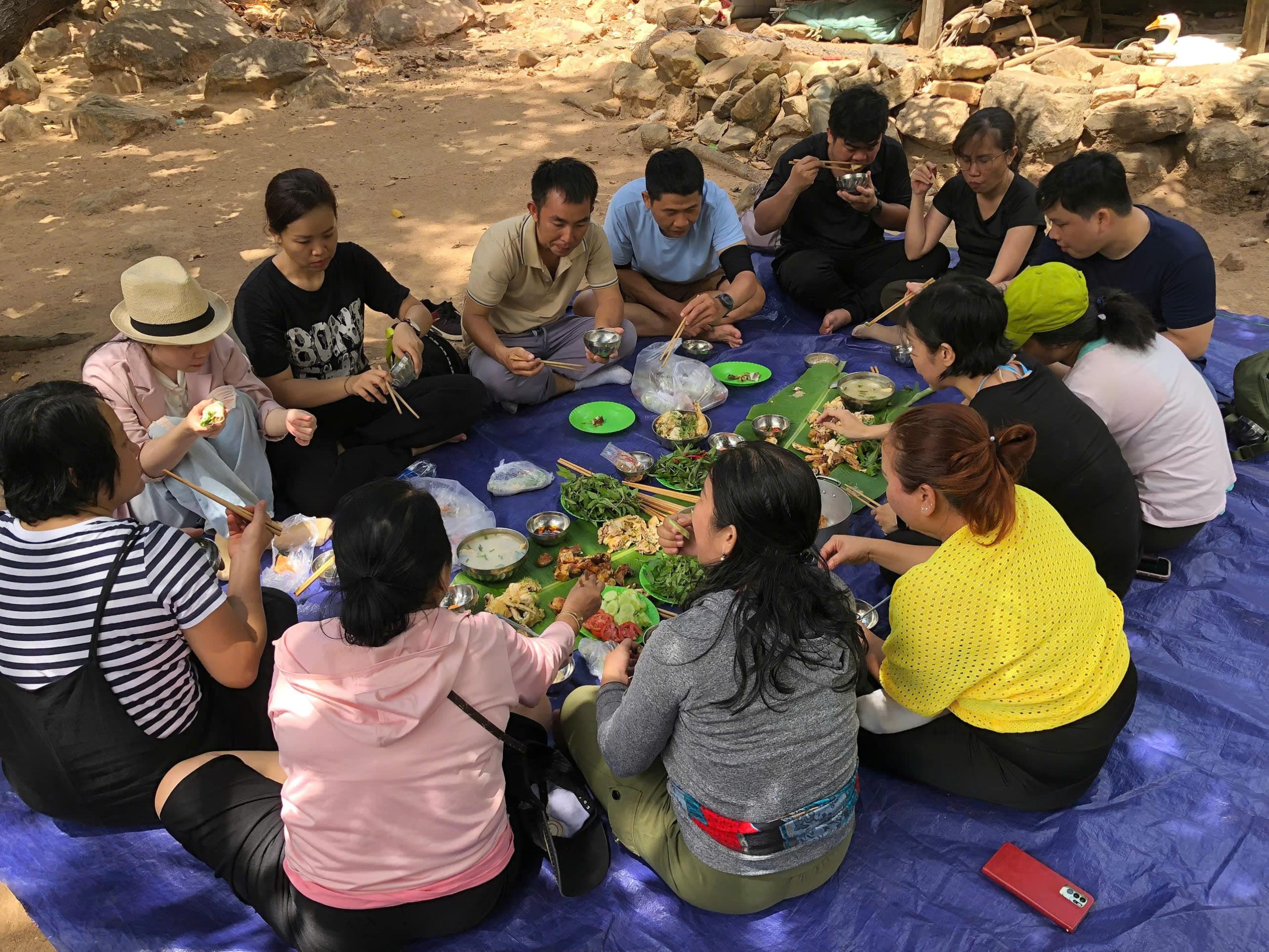 ăn trưa trong rừng