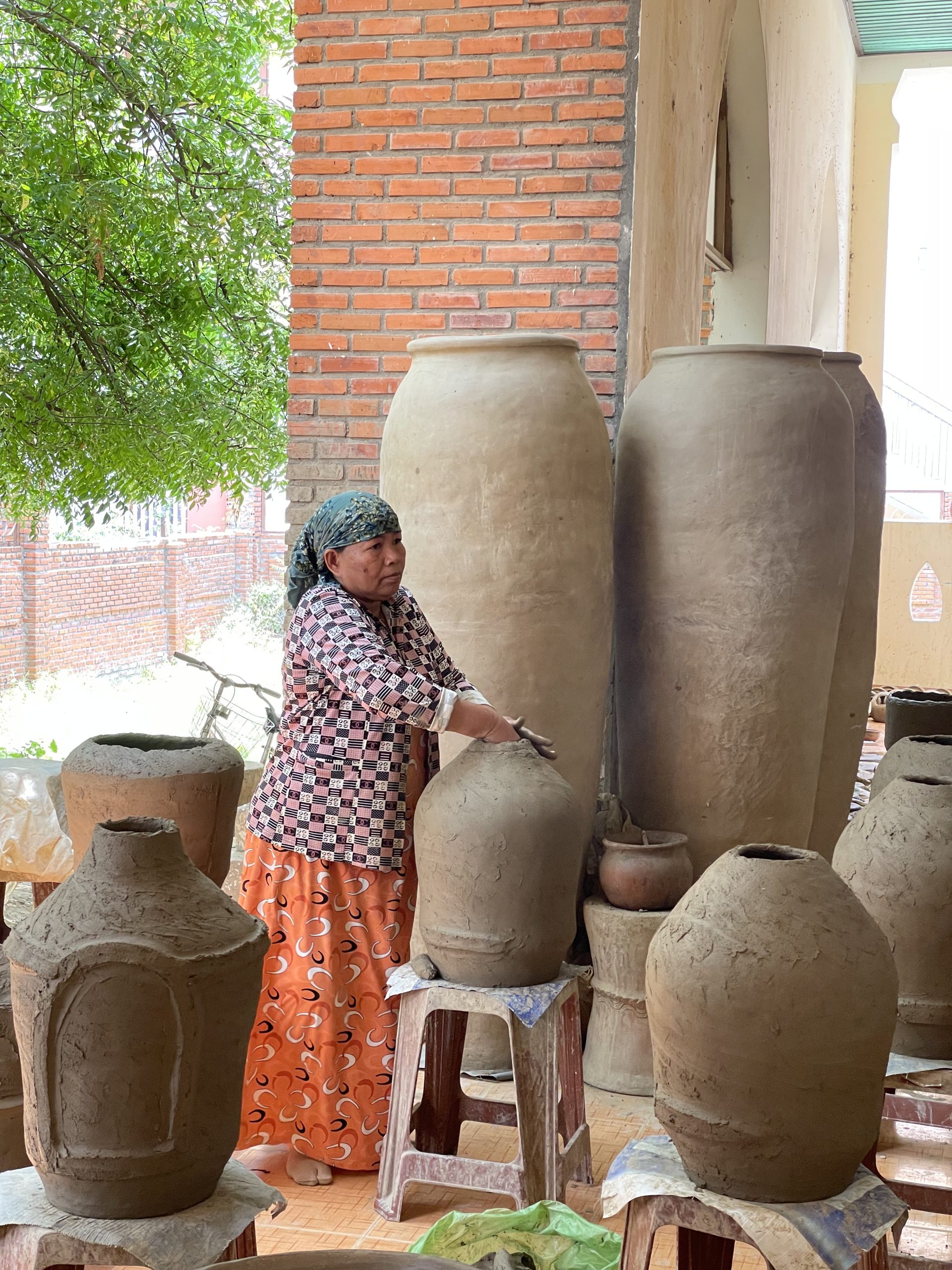 nghệ nhân nặn gốm tại làng gốm Bàu Trúc - du khách sẽ trải nghiệm tận tay nặn gốm trong tour ghép Ba Hồ