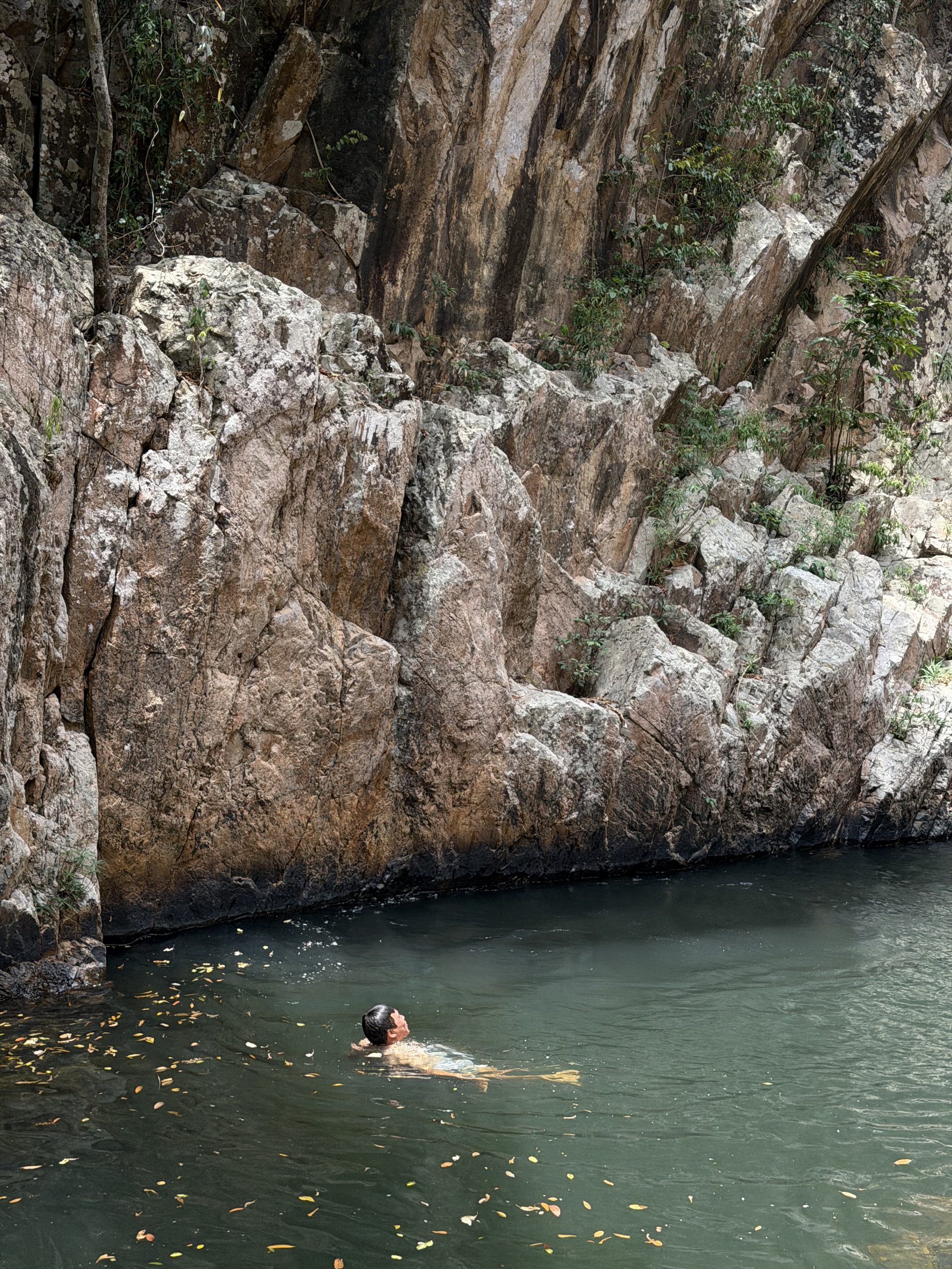 thoả thích tắm suối với tour Bình Hưng suối 3 tầng